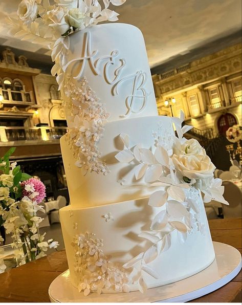 Wedding Cake Classy Elegant, Ivory Wedding Cake Elegant, Wedding With White Roses, Wedding 3 Tier Cake, Wedding Cake Old Fashioned, 1 Tier Wedding Cake Designs, Elegant Classy Wedding Cake, Wedding Cake Designs Elegant Gold, Wedding Cakes Simple Elegant Modern