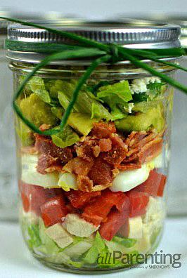 Cobb Mason Jar Salad Salad In Jar, Cob Salad, Layered Salads, Salad With Egg, Mason Jar Lunch, Salad Jars, Egg Tomato, Salad Jar Recipe, Layered Salad Recipes