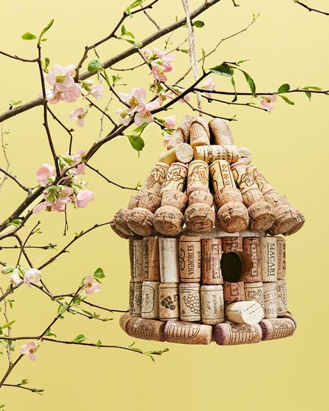 Wine Cork Bird Houses How To Make, Wine Cork Birdhouse How To Make, Things To Make Out Of Wine Corks, Cork Bird Houses Diy, Wine Cork Craft Ideas, Wine Cork Crafts For Kids, Wine Corks Ideas, Wine Cork Animals, Wine Cork Ideas