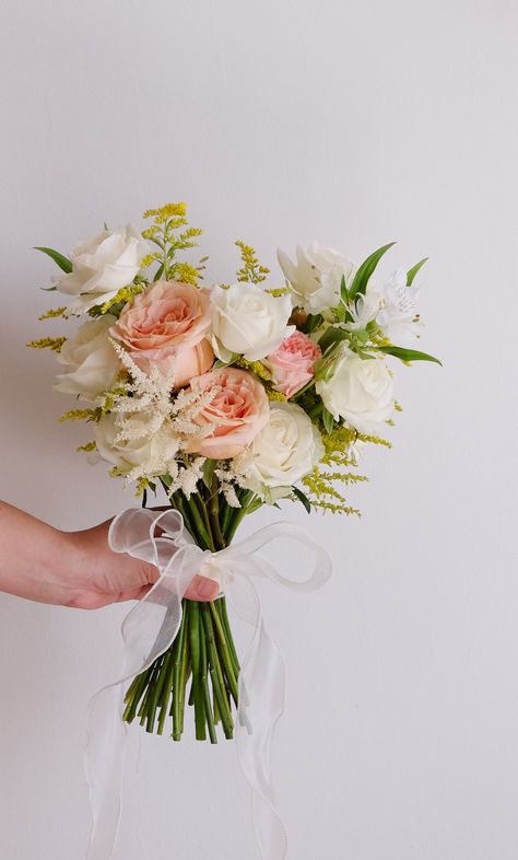 Wedding Bouquets No Roses, Bridal Bouquet Flowers, Flower Boutique, Hand Bouquet, Wedding Idea, Wedding Dreams, Bouquet Wedding, Bridal Bouquets, Wedding Bouquet