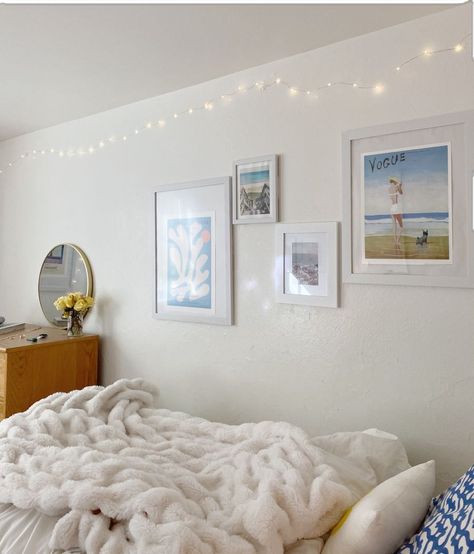 Coastal Dorm Aesthetic, College Dorm Bedroom Ideas, Beachy Simple Room, Dorm Room Ideas Coastal Grandma, White Comfy Bedroom Aesthetic, Minimalistic College Dorm, Coastal College Dorm, College Dorm Room Ideas Aesthetic Minimalist, Dorm Room Inspo Simple