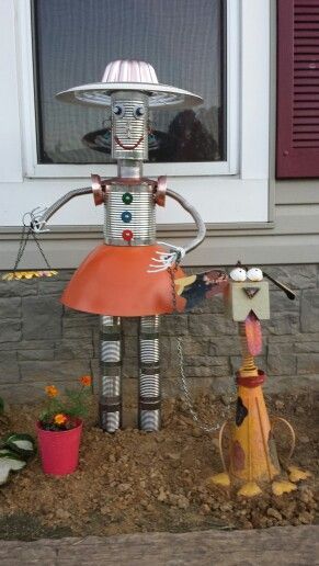 Tin Can Man, Scarecrows For Garden, Tin Can Art, Aluminum Can Crafts, Tin Can Crafts, Outdoor Crafts, Tin Man, Metal Yard Art, Clay Pot Crafts