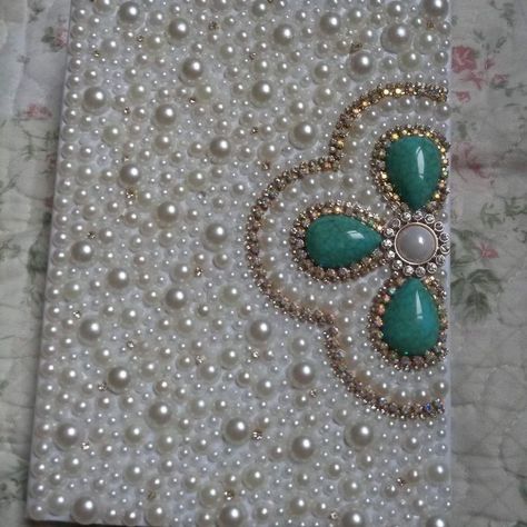 File Decoration Ideas, Pearl Crafts, Scrapbook Cover, Bling Phone Cases, Page Decoration, Jewelry Box Diy, Shell Crafts Diy, Pearls Diy, Decoupage Vintage