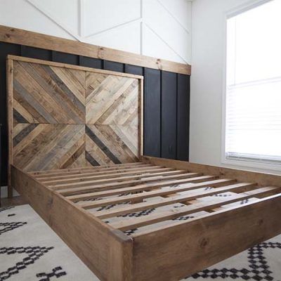 Diy Headboard Herringbone, Western Headboard Diy, Headboard Wood Design, Modern Rustic Master Bed, Diy Footboard, Western Headboard, Headboard Ideas Diy, Reclaimed Wood Bed, Build A Bed