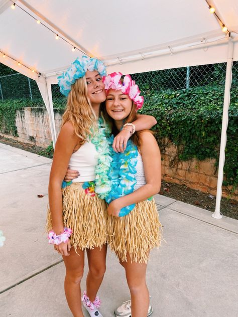 Beach Homecoming Theme Outfit, Hawian Outfits Halloween, Halloween Hawaiian Costumes, Hawaii Outfits Halloween, Luau Halloween Costumes, Hawaiin Halloween Costumes, Cute Hawaii Outfits Party, Luau School Dance Outfit, Hawaii Outfits School Spirit