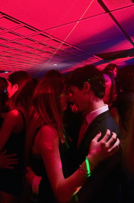 Clubbing With Boyfriend, Party With Boyfriend, Prom Photo Poses, High School Couples, Couple Prom, Party Night Club Aesthetic, Night Club Aesthetic, Teenage Romance, Dancing Couple