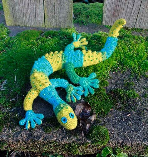 Colorful Reptiles Amigurumi | Pattern Center Crochet Christmas Ornaments, Crochet For Kids, Knitted Toys, Gecko, Crochet Dolls, Stuffed Animal Patterns, Crochet Animals, Crochet Doll, Cute Crochet