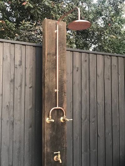 Outdoor Shower Inspiration, Outdoor Shower Fixtures, Copper Shower Head, Outside Showers, Outdoor Shower Enclosure, Shower Outdoor, Outdoor Shower Diy, Outdoor Bathroom Design, Wall Clips