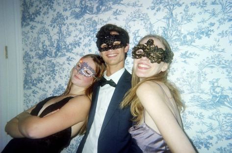 Masked Party Aesthetic, Old Money Friend Group, Met Gala Themed Birthday Party, Mask Party Aesthetic, Old Money Party Dress, Old Money Halloween Costume, Happy Friend Group, Old Money Party Theme, Themed Party Aesthetic