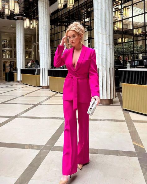 Pink Pantsuit Outfit, Formal Pantsuits For Women, Pink Power Suit, Official Clothes, Pink Suits Women, Zara Suit, Pink Suits, Dressy Pant Suits, Girl Boss Outfit