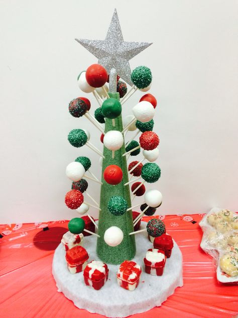 Holiday Cake Pops Display Cake Pop Display Ideas Christmas, How To Display Cake Pops, Cake Pop Christmas Tree, Christmas Cake Pop Display, Christmas Cake Pops Ideas, Cake Pop Display Ideas, Cake Pop Tree, Cake Pop Christmas, Cake Pops Display