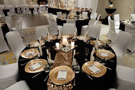 Black And Gold Round Table Setting, Rothschild Party, Rose Gold Table Setting, Black White Gold Party, Black Wedding Table Setting, 50th Anniversary Party Decorations, Black Wedding Table, Black Quince, Quince Decor