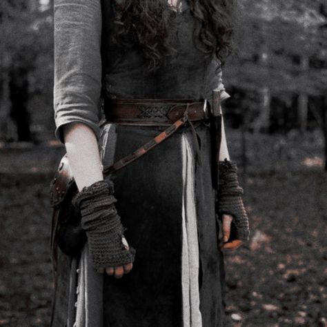 Medieval Seamstress Aesthetic, Peasant Girl Aesthetic, Medieval Woman Aesthetic, Character Aesthetic Female, Medieval Peasant, Medieval Aesthetic, Shield Maiden, Warrior Queen, Fantasy Story