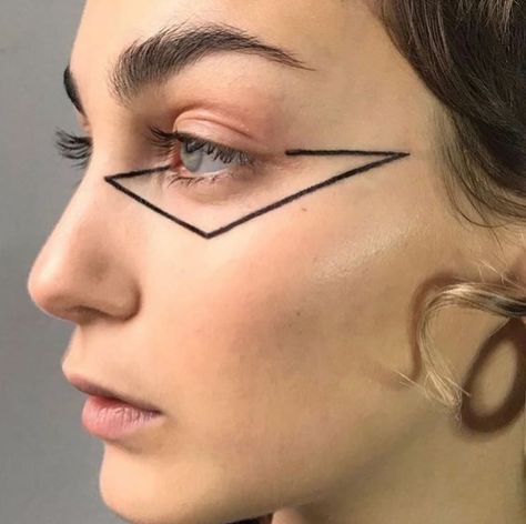 fun makeup inspiration // eyeliner art aesthetic Futuristic Makeup Sci Fi, Geometric Makeup, Futuristic Makeup, Drag Make-up, High Fashion Makeup, Make Up Inspiration, Face Art Makeup, Graphic Makeup, Smink Inspiration