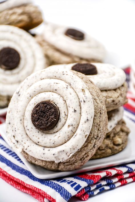 Love the soft and chewy Crumbl Cookies and Cream Milkshake cookies? Here's how to make them at home with our copycat recipe! Christmas Desserts To Sell, Milkshake Cookies, Cookies And Cream Milkshake, Crumble Cookie Recipe, Crumble Cookie, Crumble Cookies, Vegetarian Cookies, Oreo Flavors, Food Fair