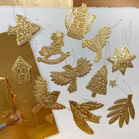 Metal Christmas Ornaments Diy, Metal Embossing Art Ideas, Foil Ornaments, Metal Repousse, Aluminum Foil Crafts, Brass Christmas Ornaments, Tin Foil Art, Brass Ornament, Christmas Sunday