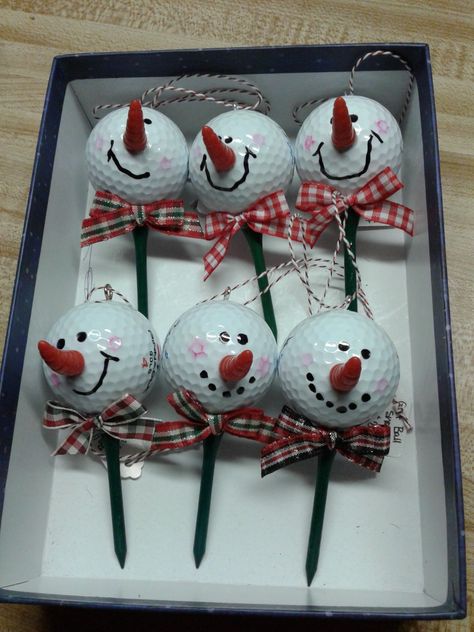 Golf ball and tee ornaments.... Golfball Crafts Ornaments, Christmas Golf Decorations, Golf Ornaments Diy, Upcycle Golf Balls, Golf Ball Christmas Ornaments, Golf Tee Crafts, Golfball Crafts, Golf Ball Ornaments, Golf Ornaments