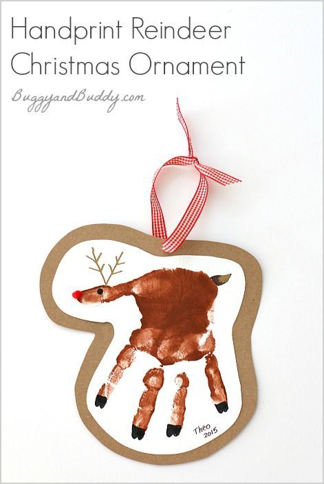 Handprint Reindeer Christmas Ornament: Simple homemade Christmas ornament art project for toddlers, preschoolers, and kindergarteners. Looks just like Rudolph! Makes a great keepsake! ~ BuggyandBuddy.com Decoracion Navidad Diy, Handprint Reindeer, Reindeer Handprint, Christmas Handprint Crafts, Christmas Handprint, Juleverksted For Barn, Chicken Christmas, Handprint Christmas, Christmas Kindergarten