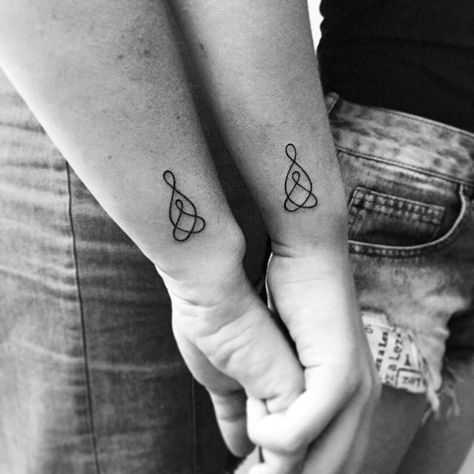 Mãe e filha   Tatuagem feita por @bpaschoalini =) Em breve novidades em parceria com a @bpaschoalini =) Small Rib Tattoos, Mom Daughter Tattoos, Glyph Tattoo, Small Shoulder Tattoos, Small Tattoos With Meaning, Meaningful Tattoos For Women, Inspiration Tattoos, Tattoo For Son, Small Meaningful Tattoos