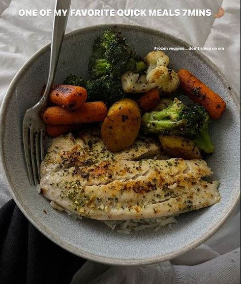 Tilapia, rice, & veggies Talapia Ideas Healthy, Tilapia Recipes Meal Prep, Tilapia Meal Prep, Talapia Ideas Meal Prep, Tilapia Dinner Ideas, Tilapia And Cauliflower Rice, Real Food Diet, Recovery Food, Meal Prep Snacks