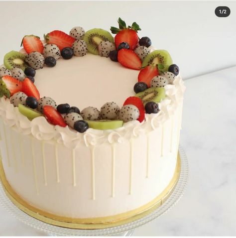 35 Beautiful Fruit Cakes Decorating Ideas - The Glossychic Fresh Fruits Cakes Design, Fruit Decor On Cake, Simple Fresh Fruit Cake Design, Simple Cake Designs With Fruits, Fresh Fruit Cake Design For Men, Top Cake Design, Fruit Topped Birthday Cake, Fresh Cream Fruit Cake, Cake With Fresh Fruit On Top