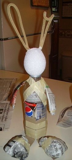 Bottle person how to Paper Mache Bunnies, Paper Mache Dolls How To Make, Paper Mache Sculpture Ideas, Paper Plate Awards, Paper Mache Rabbit, Paper Mache Bunny, Paper Mache Projects, Hanging Craft Ideas, Making Paper Mache