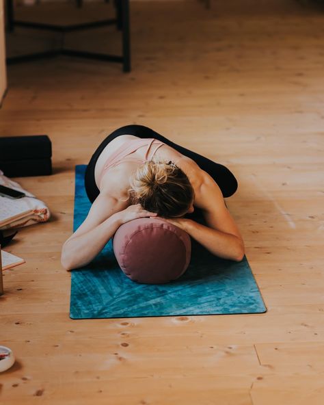 SLOW YOGA WEEKEND with @agaochalek.yoga 💆‍♀️🧖‍♀️🌳🌱🌿 photo by @juliapatrzy #lavender #eyepillow #yoga #bolster #yogastudio #yogaequipment #yogainspiration #yogainstructor #yogainspo #slowliving #slowlife #joga Slow Yoga, Yoga Inspo, Yoga Bolster, Yoga Equipment, Eye Pillows, Slow Life, Slow Living, Yoga Studio, Yoga Inspiration