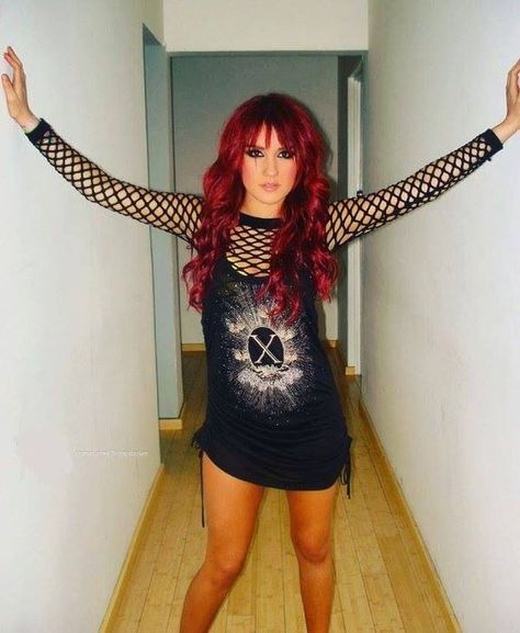 Dulce Maria maravi linda ❤️❤️ Roberta Inspired Outfits, Rbd Outfits Ideas Plus Size, Rbd Outfits Ideas Roberta, Roberta Outfits Rbd, Roberta Rebelde Outfits, Rbd Roberta Outfits, Rebelde Outfits Ideas Concert, Roberta Rbd Outfits, Rbd Concert Outfits