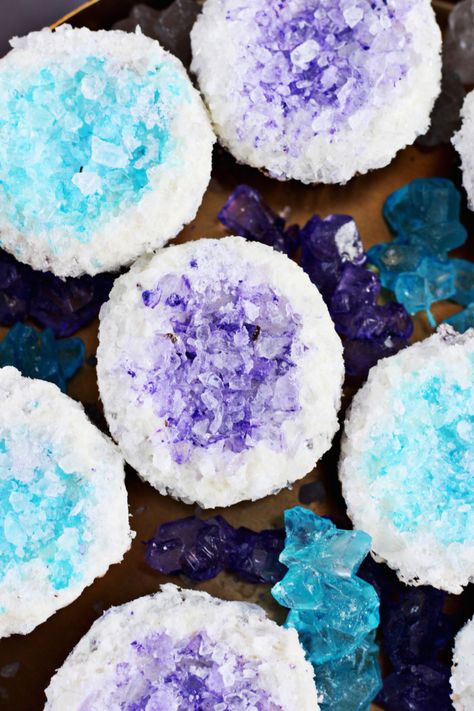 These fancy-but-easy cakes are topped with simple rock candy to create edible faux geodes, reminiscent of one of the prettiest rocks out there! Geode Desserts, Geode Cupcakes, Cakes Trending, Gem Cake, Crystal Cupcakes, Geode Wedding, Geode Cake, Frozen Birthday Cake, Sweets Table