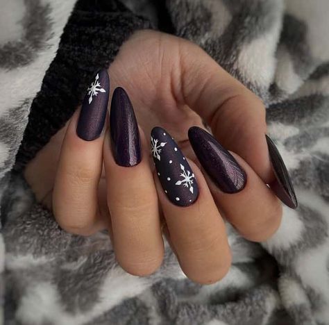 25+ Fabulous Christmas Nail Designs - Emerlyn Closet Dark Purple Nails, Navy Nails, New Years Nail Designs, January Nails, Nail Colors Winter, Burgundy Nails, 2023 Trends, Winter Nail Art, Winter Nail Designs