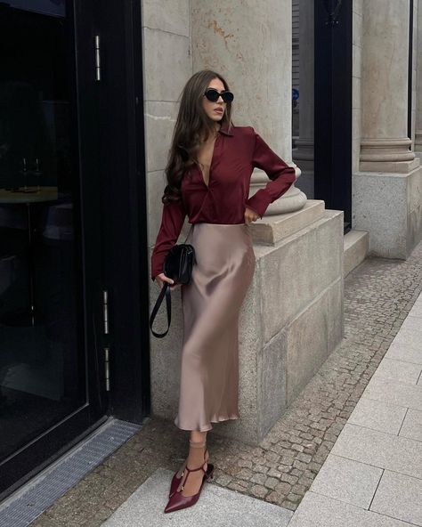 Satin Skirt Outfit, Old Money Fashion, Rok Outfit, Dark Academia Outfits, Outfit Elegantes, Elegantes Outfit Frau, Money Fashion, Burgundy Outfit, Academia Outfits