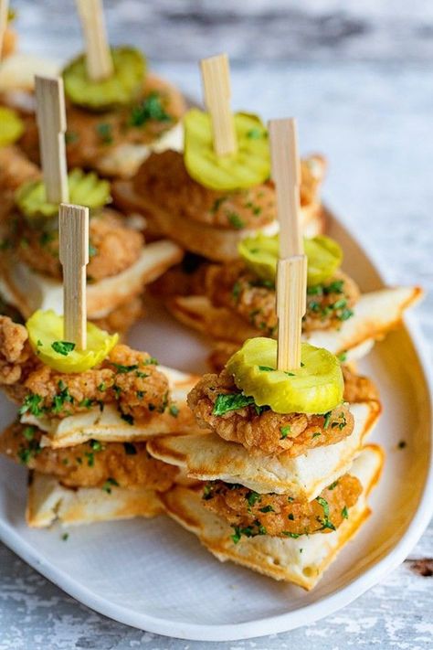 Mini Chicken and Waffles via BakersRoyale - #HomeBowlHeroContest  @bakersroyale Easy Paleo Appetizers, Mini Chicken And Waffles, Tapas Party, Paleo Appetizers, Chicken Waffles, Savory Waffles, Appetizers For A Crowd, Tailgate Food, Tasting Party