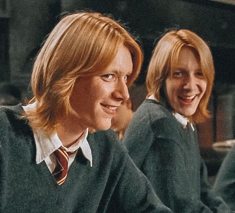 Fred And George Weasley Long Hair, Gorge And Fred Weasley, Fred Weasley Long Hair, Weasley Twins Long Hair, Fred And George Weasley Fan Art, George Weasley Fan Art, Fred E George Weasley, Fred George Weasley, Hp Movies