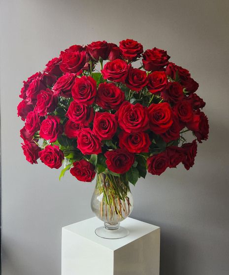 The essence of pure romance, roses. These 100 luscious red roses are a gift of luxury meant for someone truly magnificent. Truly WOW them today! Beautiful Bouquet Of Flowers Romantic, Beautiful Rose Flowers Romantic, Red Roses Vase, 100 Red Roses, Red Roses Bouquet, Flowers For Her, Rose Flower Arrangements, Coeur Gif, Arte Aesthetic