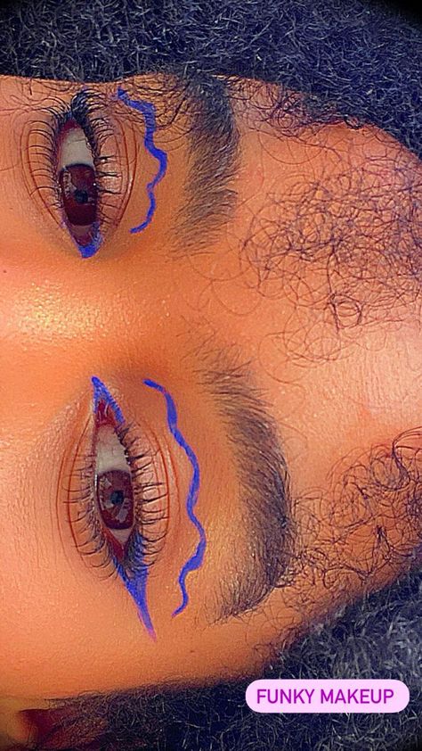 Coloured Eyeliner Ideas, Cute Colored Eyeliner Looks, Wavy Eyeliner Makeup, Graphic Colored Eyeliner, Colorful Eye Makeup For Work, 2 Color Eyeliner, Colorful Eyeliner Hooded Eyes, Water Eyeliner Looks, Squiggly Eyeliner