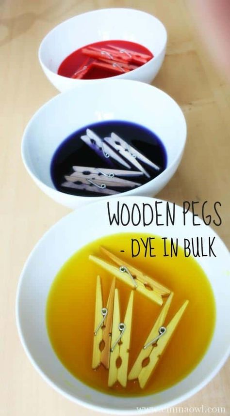 Dye Clothespins, Clothespin Crafts Christmas, Clothespin Diy Crafts, Clothespins Diy, Wooden Clothespin Crafts, Clothespin Art, Teacher Art, Pin Crafts, Clothes Pin Wreath