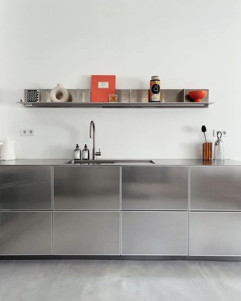 Aluminium Kitchen, Stainless Kitchen, Regal Design, 아파트 인테리어, Metal Kitchen, Industrial Kitchen, Interior Inspo, Kitchen In, My New Room