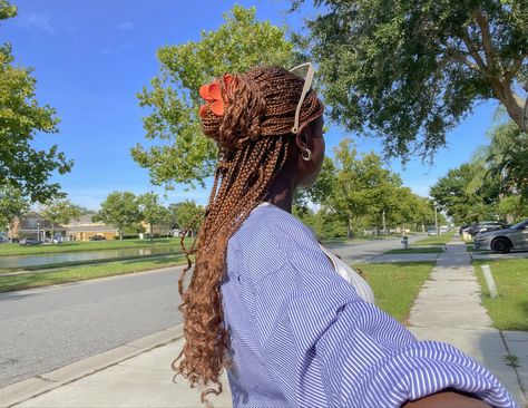 Claw Clip French Curl Braids, Fulani Braids Aesthetic, Clawclip Hairstyle Box Braids, Bohemian Braids Claw Clip, Fulani Braids Claw Clip, Flower Claw Clip, Style Essence, Afro Curls, Fulani Braids