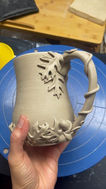 Forest Mug Pottery, Leaf Clay Mug, Clay Mug Handle Ideas, Acorn Mug, Cup Art Ideas, Cool Mug Handles, Mug Clay Ideas, Hand Built Pottery Mug, Cute Ceramics Ideas Projects