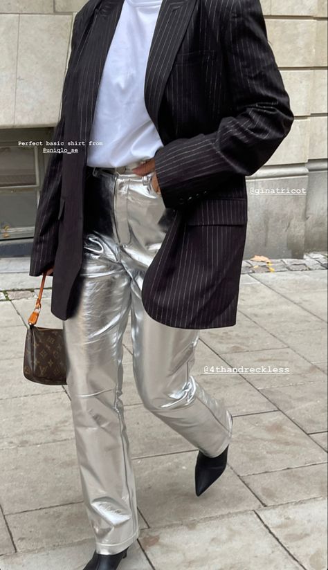 Metallic Street Style 2023, Metallic Wide Leg Pants Outfit, Silver Pants Street Style, Silver Metallic Pants Outfit, Silver Trousers Outfits, Silver Blazer Outfit, Silver Bag Outfit, Metallic Street Style, Silver Jeans Outfit