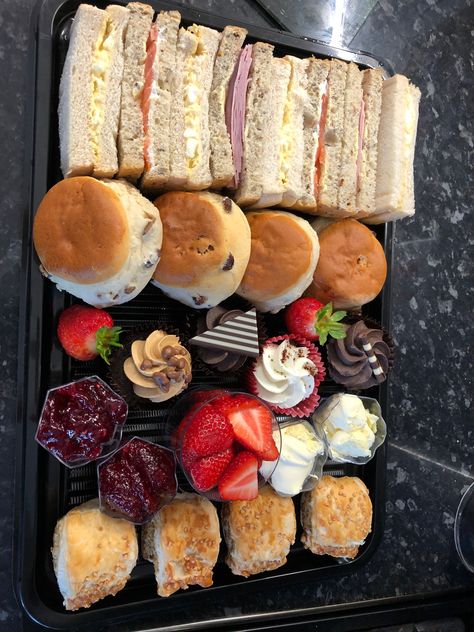 Afternoon Tea Boxes Ideas, Afternoon Tea Boxes, Afternoon Tea Box Ideas, Box Desayunos, Board Platters, Picnic Boxes, Adult Tea Party, Afternoon Tea For Two, Tea Boxes