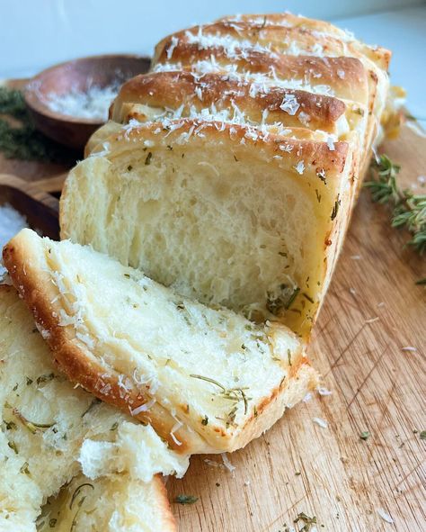 Garlic Rosemary Pull Apart Bread - That Bread Lady Bread Machine Garlic Bread Recipe, White Sandwich Bread Recipe, Rosemary Garlic Bread, Pudding Bars, Pull Apart Loaf, White Sandwich Bread, Loaf Breads, Homemade Sandwich Bread, Sandwich Bread Recipe