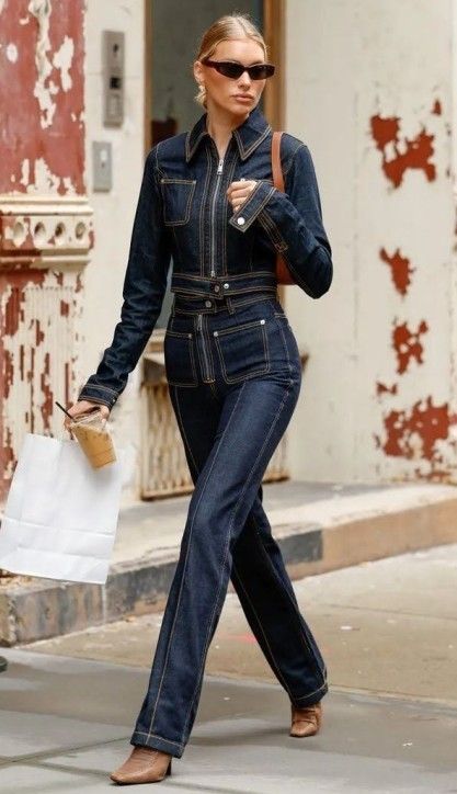 Woman Outfit Winter, All Denim Outfits, Street Style New York, Winter Fashion Trends, Metallic Pleated Skirt, New York Outfits, Emmanuelle Alt, Woman Outfit, Metallic Pants