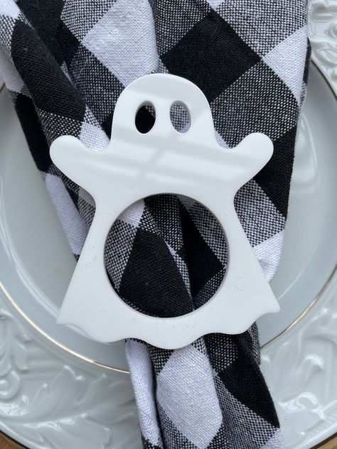 Ghost Napkins, Halloween Napkin Rings, Easter Napkins Rings, Dinner Party Decor, Napkin Rings Diy, Halloween Napkins, Easter Napkins, Halloween Party Dinner, Easter Basket Tags