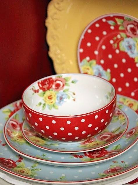 Cute combo! Polka Dot Dishes, Floral Dinnerware, Cocina Shabby Chic, Poka Dot, China Dishes, China Patterns, Beautiful Dishes, Vintage Dishes, Vintage China