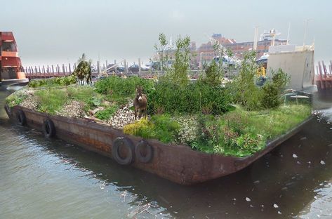 'swale' is a floating farm that encourages new yorkers to eat fresh produce Floating Gardens, Orchard Garden, Floating Hotel, Eco Art, Floating Garden, Water Projects, Forest Garden, Floating House, Sustainable Farming