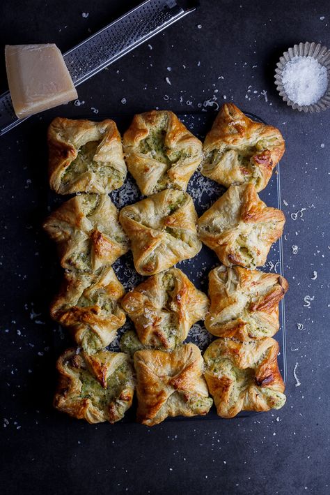 Broccoli cheese puffs Delicious Broccoli, Cheesy Broccoli, Top Chicken Recipes, Nice Recipes, Great Appetizers, Broccoli And Cheese, Yes Please, Puff Pastry, Clean Eating Snacks