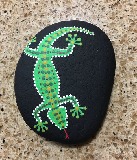 Painted Lizards On Rocks, Lizard Rock Painting Ideas, Lizard Painted Rock, Lizard Rock Painting, Rock Crafts Diy, Ladybug Rocks, Diy Rock Art, Painted Rock Animals, Paint Rocks