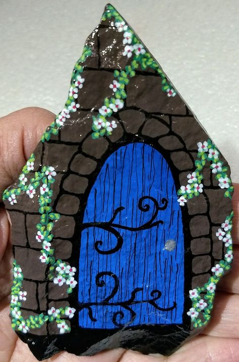 Fairy Door Painted Rock Fairy Doors Painted Rocks, Painted Fairy Doors On Rocks, Fairy Door Designs, Fairy Door Painting Ideas, Rock Painting Fairy House, Fairy Rock Painting Ideas, Painted House Rocks, Fairy Door Rock Painting, Fairy Garden Painted Rocks