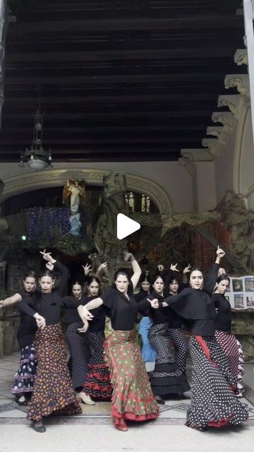 2.2M views · 245K likes | Compañía Flamenca Ecos on Instagram: "Deseándole a todos una feliz Navidad, aprovechamos para regalar este sencillo fragmento que disfrutamos tanto bailar y agradecemos siempre al P.Jorge L. Rojas y al @centro.loyolareina por el gran apoyo 🙏♥️  . . . #navidad #flamenco #baile #tangos #jaleo #fiesta #cubanasflamencas #iglesia" Flamenco Dancers Photography, Spanish Clothes, Tango Art, Spanish Outfits, Everybody Dance Now, Trip The Light Fantastic, Dance Project, Dance Movies, Flamenco Dancing